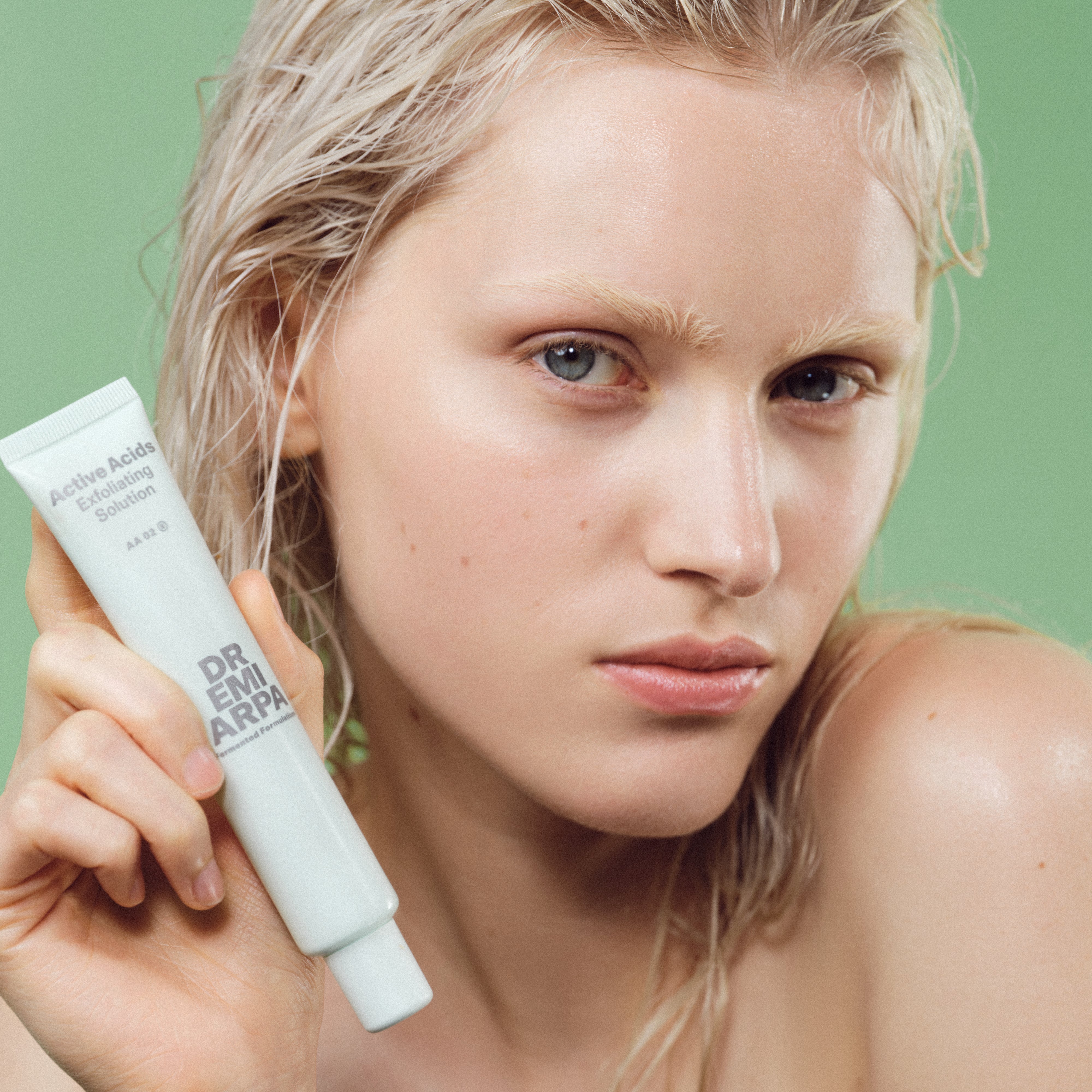 Frau mit schönem Haut dank Active Acid peeling