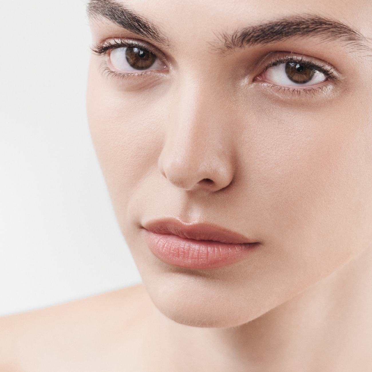 Model nach dem Auftragen des Daily Depuff Eye Creams