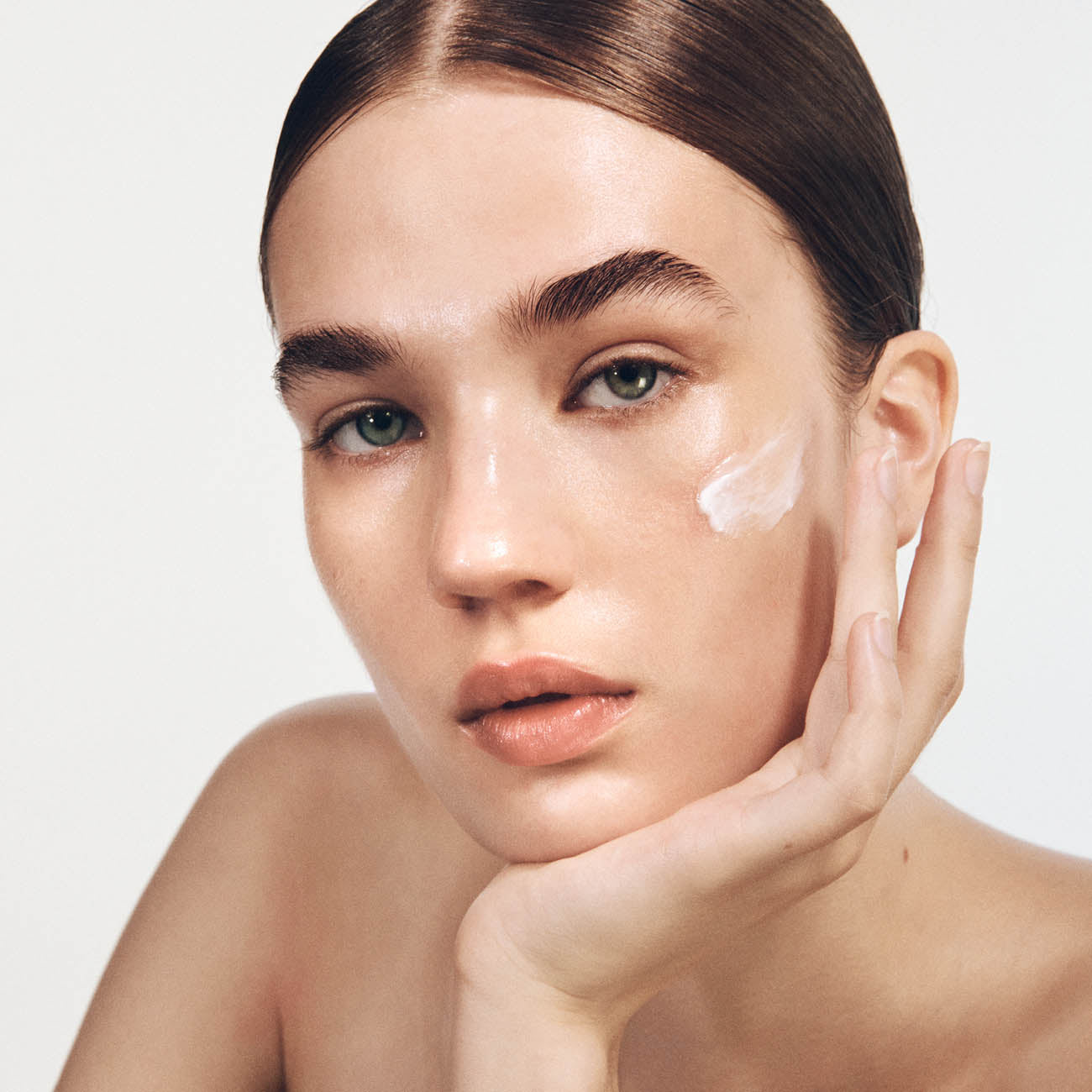 Frau mit dem DR EMI SKIN Barrier Boost