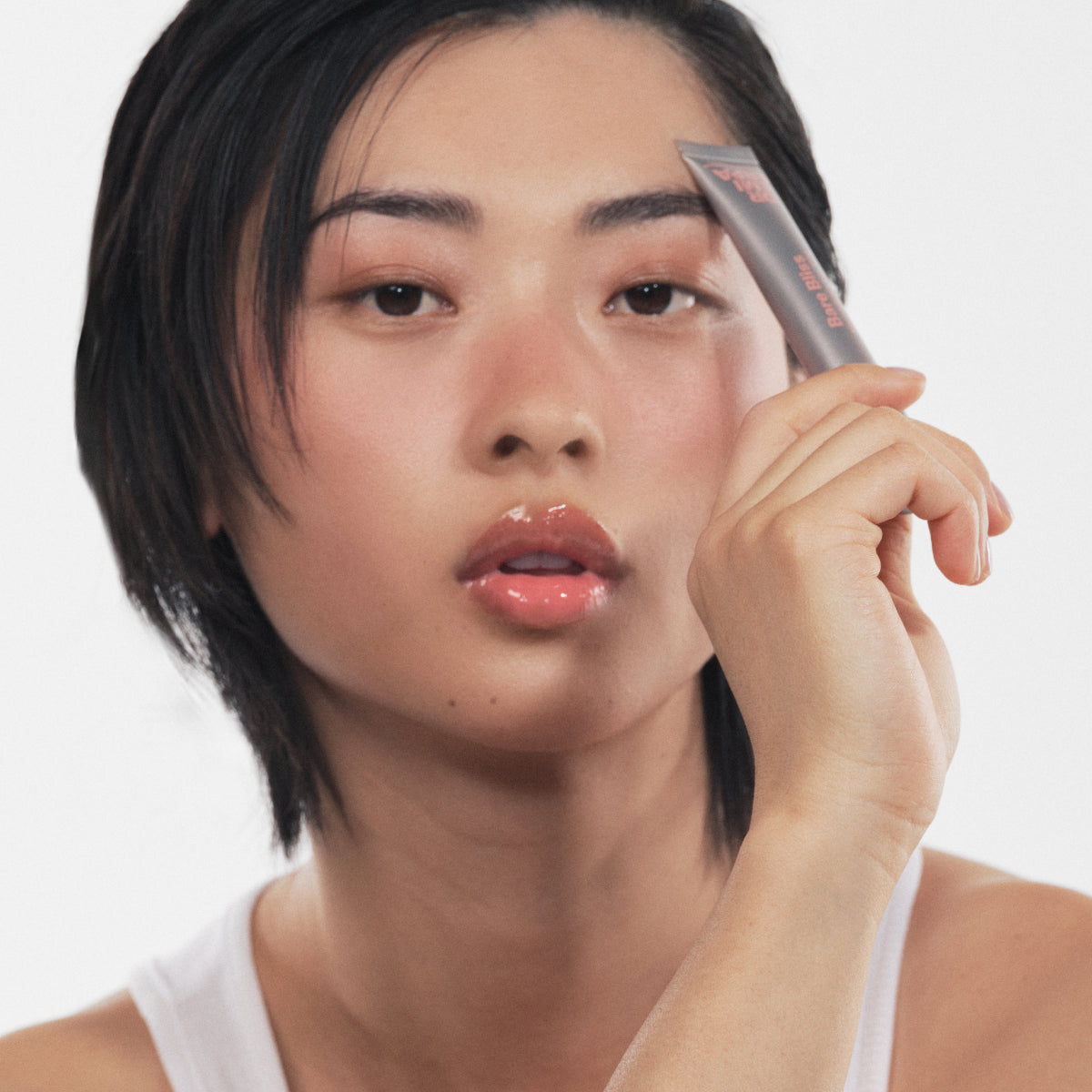 Frau mit einer Dr. Emi Lip Tint